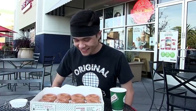 Ce dingue se goinfre de 12 donuts en 34 secondes seulement ! Qui dit mieux ?