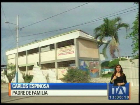 Un número reducido de estudiantes acuden al inicio de clases en Pedernales