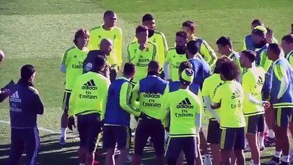 Zinedine Zidane showing Cristiano Ronaldo how it's done