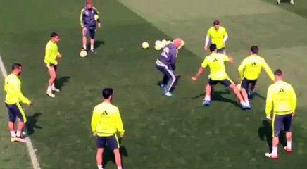 Zidane se la lía a Toni Kroos en el rondo_ ¡Qué cara se le quedó!
