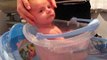 Bernardo tomando seu primeiro banho de balde! (1 mês e 19 dias)