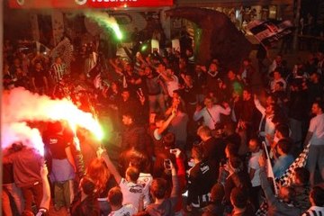 Beşiktaşlı Taraftarlar Şampiyonluk Kutlamalarına Erken Başladı