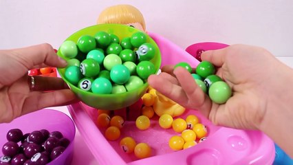  MASHA Y EL OSO  Baño en bolas de colores | Vídeos de juguetes en Español