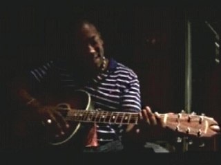 Mokobé du 113 à la guitare