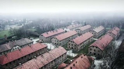 Video herunterladen: Il Drone Vola Sui Campi Di Concentramento Di Auschwitz e Il Video Fa Il Giro Del Mondo