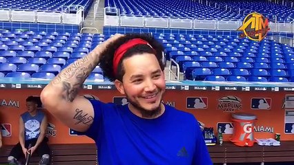 Freddy Galvis no aguanta la risa al conversar con Meche Celta