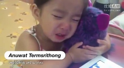 بنوتة بنت يابانية تبكي تضن دميتها ماتت