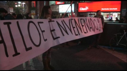 Chilenos marchan a favor de habitantes de la isla afectada por marea roja