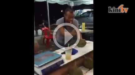 Penjual hentak durian guna tangan