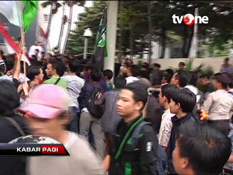 Bentrok Massa HMI dengan Polisi di Depan Gedung KPK