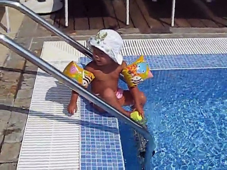 Девушки с детства учатся ходить красиво