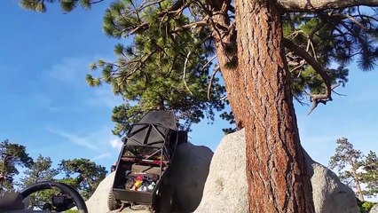 Un buggy escalade un énorme rocher