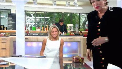 Le cadeau très étrange de Roselyne Bachelot à l'équipe de "C à vous" - Regardez