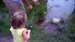 Une fillette peche son premier poisson et se barre en courant tellement elle a peur