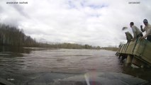 Conduire sur une route noyée par les eaux : mauvaise idée!