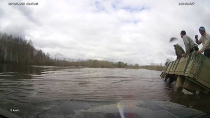 Conduire sur une route noyée par les eaux : mauvaise idée!