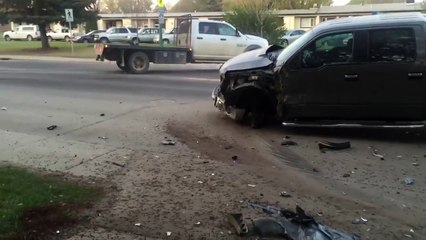 Après avoir éclaté un 4x4 ce camion tente de s'échapper du lieu de l'accident...