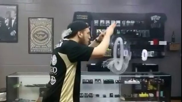 Le roi des ronds de fumée... Meilleur que gandalf