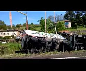 Le relevage du camion accidenté à Clermain