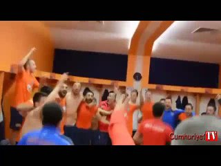 Fenerbahçe galibiyetini Başakşehirli futbolcular böyle kutladı