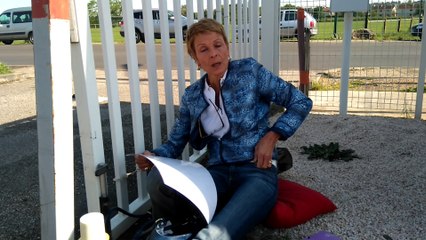 Joëlle Heuzé s'enchaîne aux grilles de Pôle Emploi Marmande