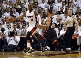 Dwyane Wade comes up big as Heat even series