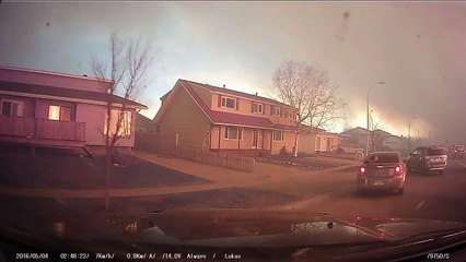 Il filme sa fuite des terribles feux de forêt à Fort McMurray, une vidéo frissonnante!