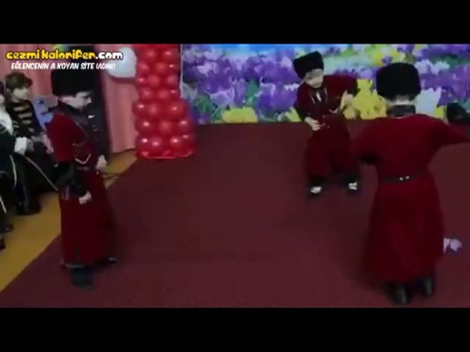 Kafkas Dansı Öncesi Sütü Biraz Fazla Kaçıran Sevimli Çocuk