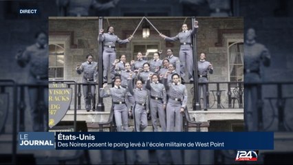 Des Noires posent le poing levé à l'école militaire de West Point