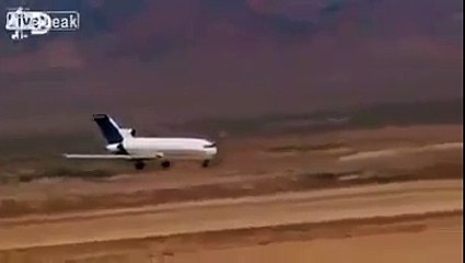 طائرة تواجه مشكلة فنية تضطرها الهبوط في أرض رملية شديدة الخطورة .. شاهد ماذا حد للطائرة؟؟