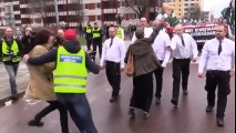 La mujer del puño en alto que se encaró a neonazis suecos