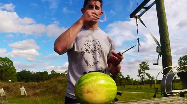 Cette arme est juste dingue : Couteau à injection de gaz testé sur une pastèque