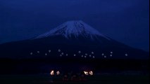 Espectacular baile de drones luminosos junto al monte Fuji