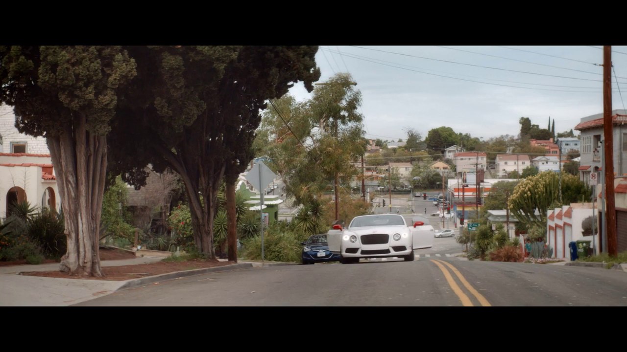 Une voiture explosée dans un clip de rap pour une pub d'assurance aux Pays-Bas