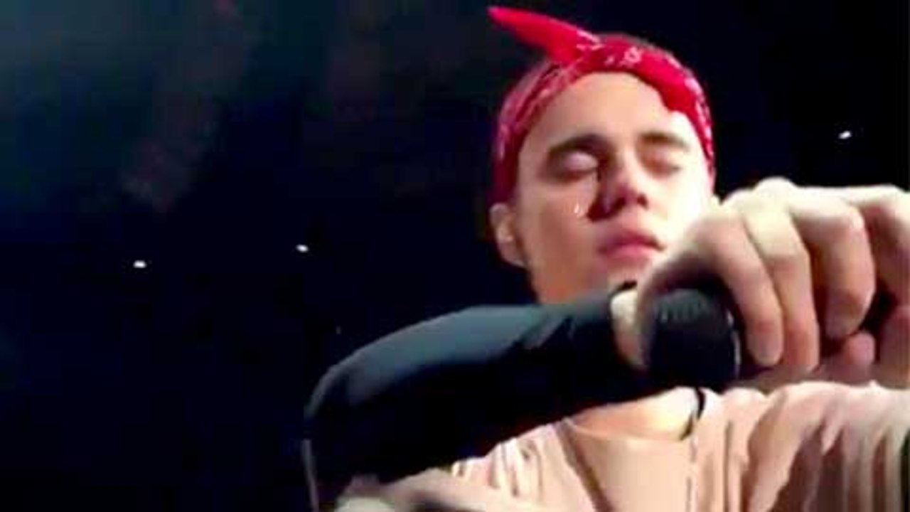 Justin Bieber CRIES While Singing 'Purpose' | MISSES Selena Gomez?