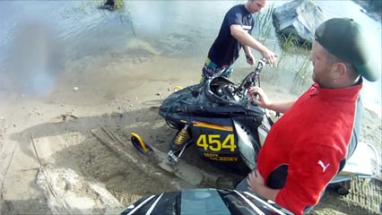 Une motoneige traverse un lac sans pilote
