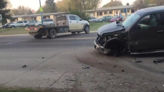 Après un accident il veut prendre la fuite avec son camion défoncé