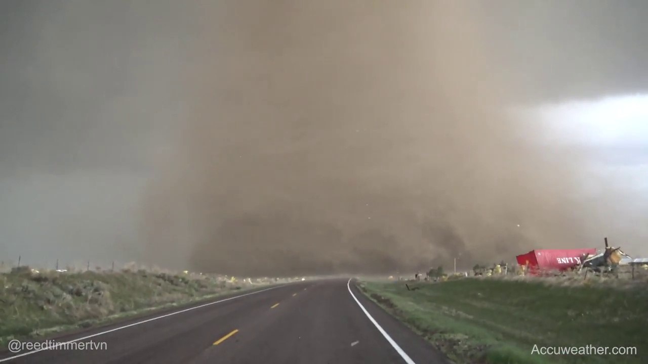 Un homme filme une tornade de très près dans le Colorado