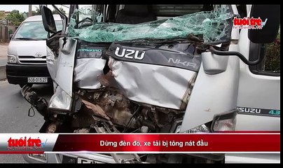 Dừng chờ đèn đỏ, xe tải bị tông nát đầu