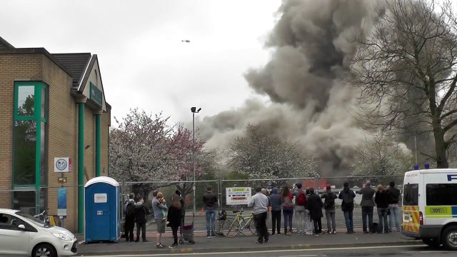 Quand un bus photobomb la démolition d'un immeuble