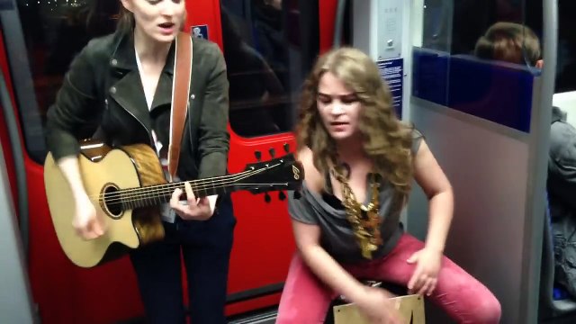 Elles font un concert dans le métro, mais quand ce passager se joint à elle, le spectacle devient exceptionnel !