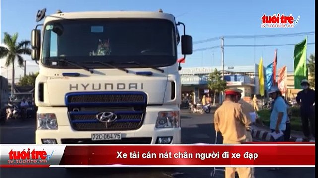 Xe tải cán nát chân người đi xe đạp