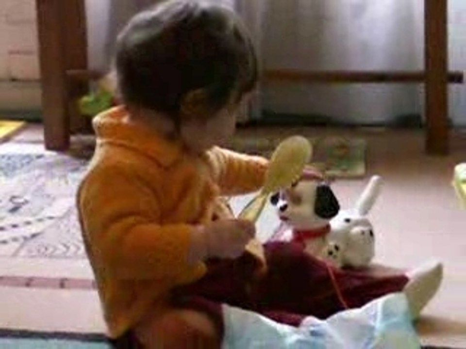 Laure et ses jouets dans le salon