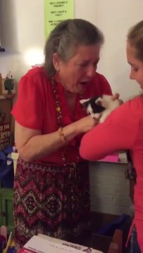 Des élèves font une belle surprise à leur professeur pour son anniversaire