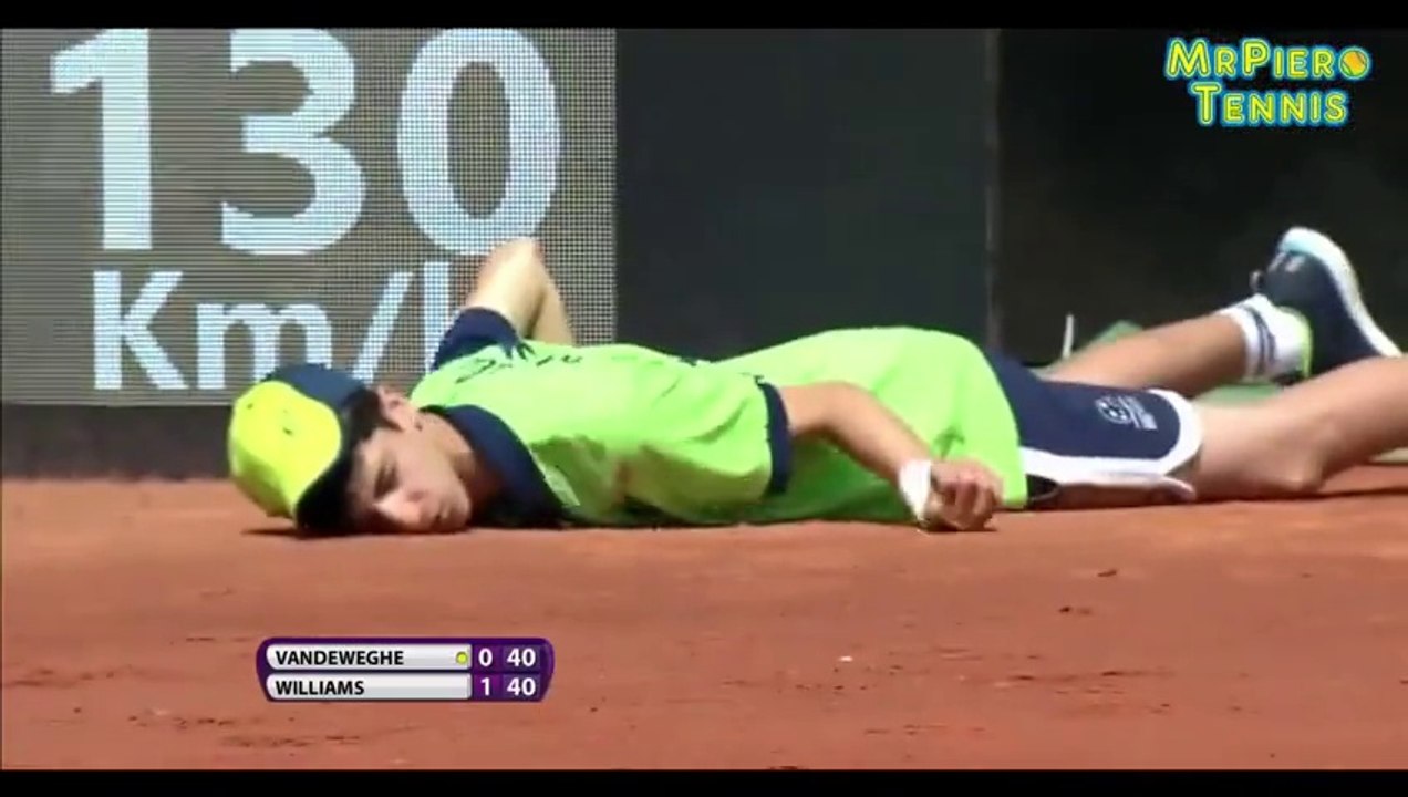 Un ramasseur de balles tombe dans les pomme tête la premiere en plein match