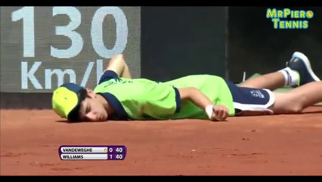 Un ramasseur de balles tombe dans les pomme tête la premiere en plein match