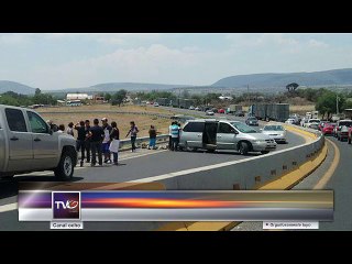 Comerciantes bloquean carretera San Miguel Allende - Celaya