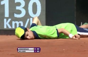 Un ramasseur de balles fait un malaise et tombe en plein match