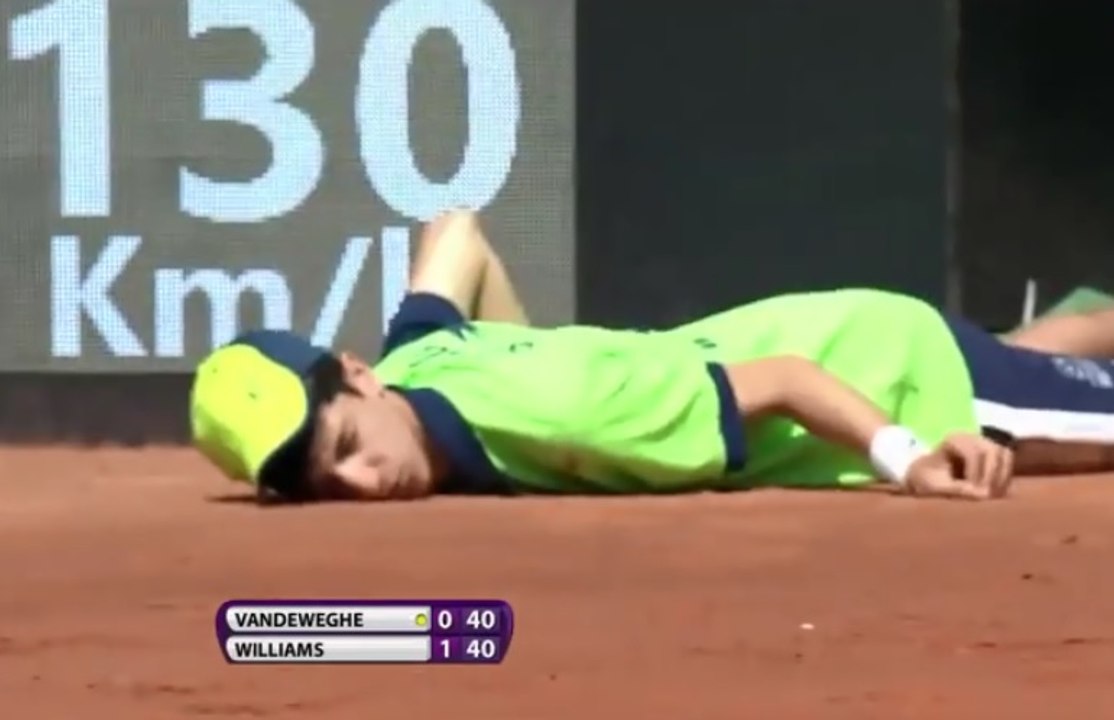 Un ramasseur de balles fait un malaise et tombe en plein match