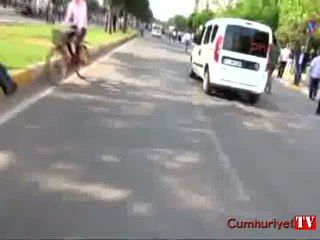 Diyarbakır halkı bombalı saldırının yaşandığı alanda